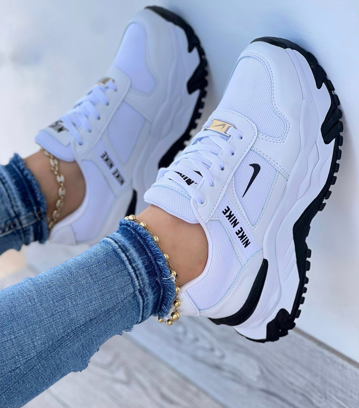 Nike Air Monarch IV . DAMA